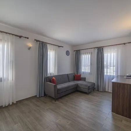 Отель Queen Boutique Битез